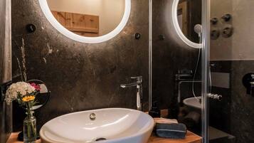 Badewanne, Haartrockner, Handtücher