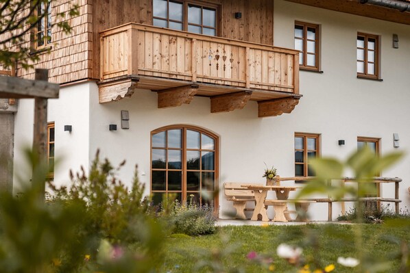 Outdoor dining - Vacation apartment "Liesl" - Handicap-friendly vacation apartment on the first floor (Traunstein)