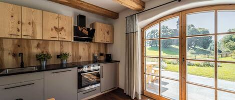 Fridge, oven, stovetop, dishwasher