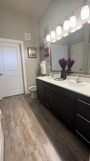 Haartrockner, Handtücher, Seife, Shampoo