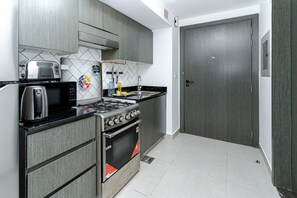 ثلاجة، ميكروويف، فرن، موقد طهي مسطح