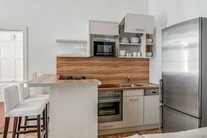 ثلاجة، ميكروويف، فرن، موقد طهي مسطح