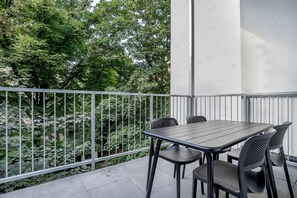 Outdoor dining - Leopoldstadt 2br w/ balcony, nr Danube & Prater, by Blueground (Vienna)