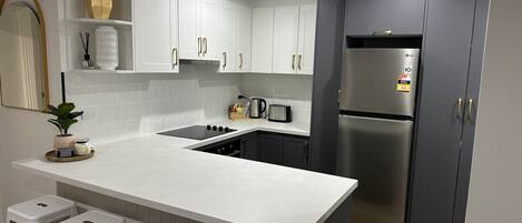 冰箱、微波炉、烤箱、炉灶