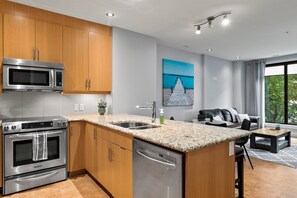 Private kitchen - Oasis on Mara lake in 2 bedroom, 2 bathroom condo. Pool and Boat Slip (Sicamous)
