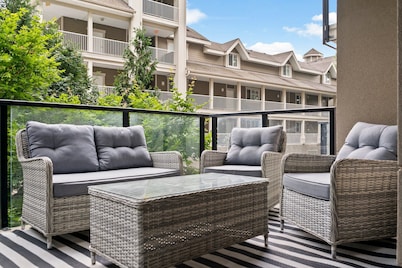 Oasis on Mara lake in 2 bedroom, 2 bathroom condo. Pool and Boat Slip