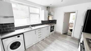 Room, 1 Double Bed, Private Bathroom | Private kitchen | Fridge, microwave, electric kettle