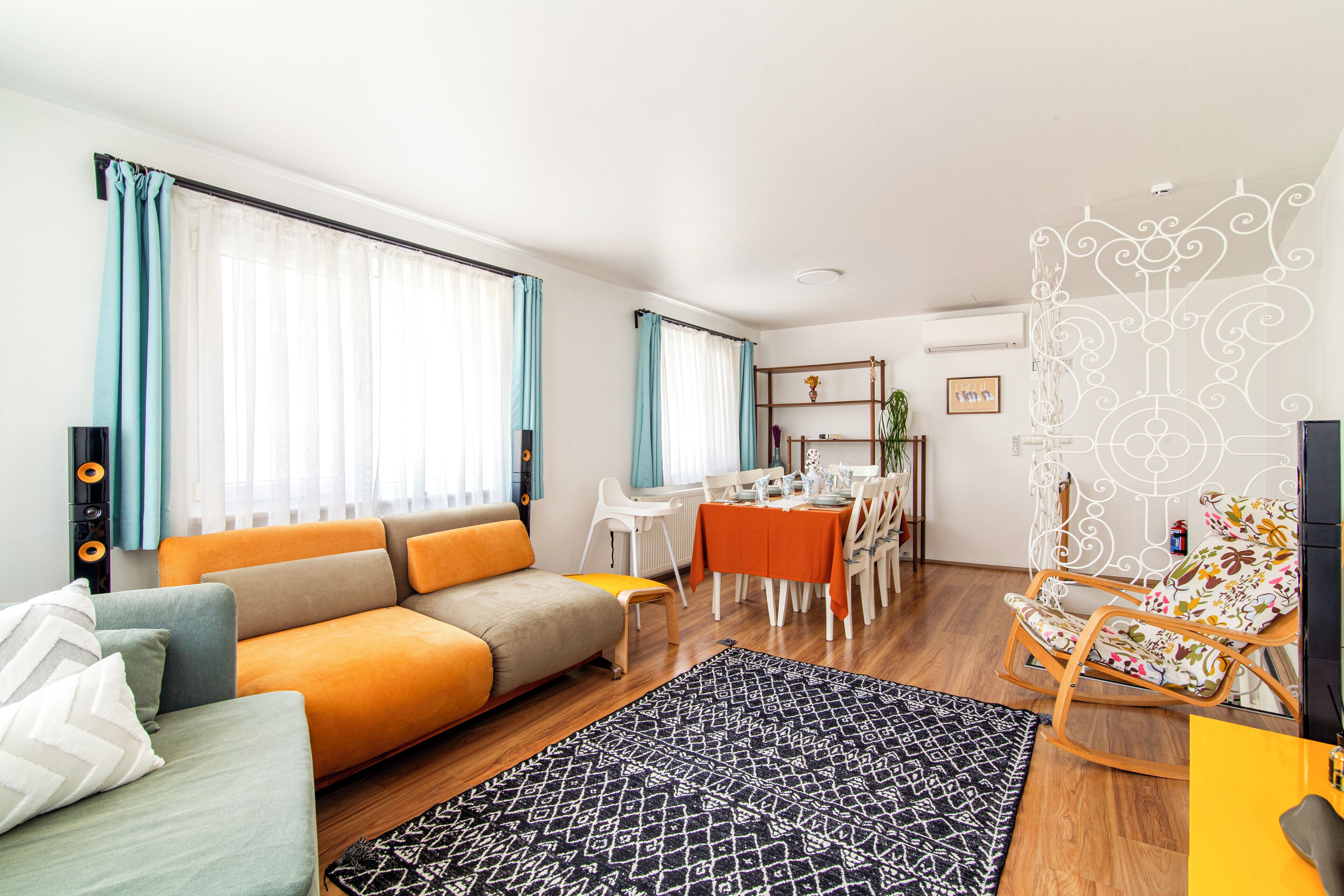 都會單棟房屋 | 客廳 | 玩具、書籍、音樂庫、音響