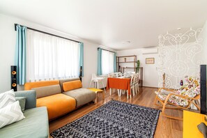 City House | Living area | Toys, books, music library, stereo - Bostanüstu Dere Sokağı (Istanbul)