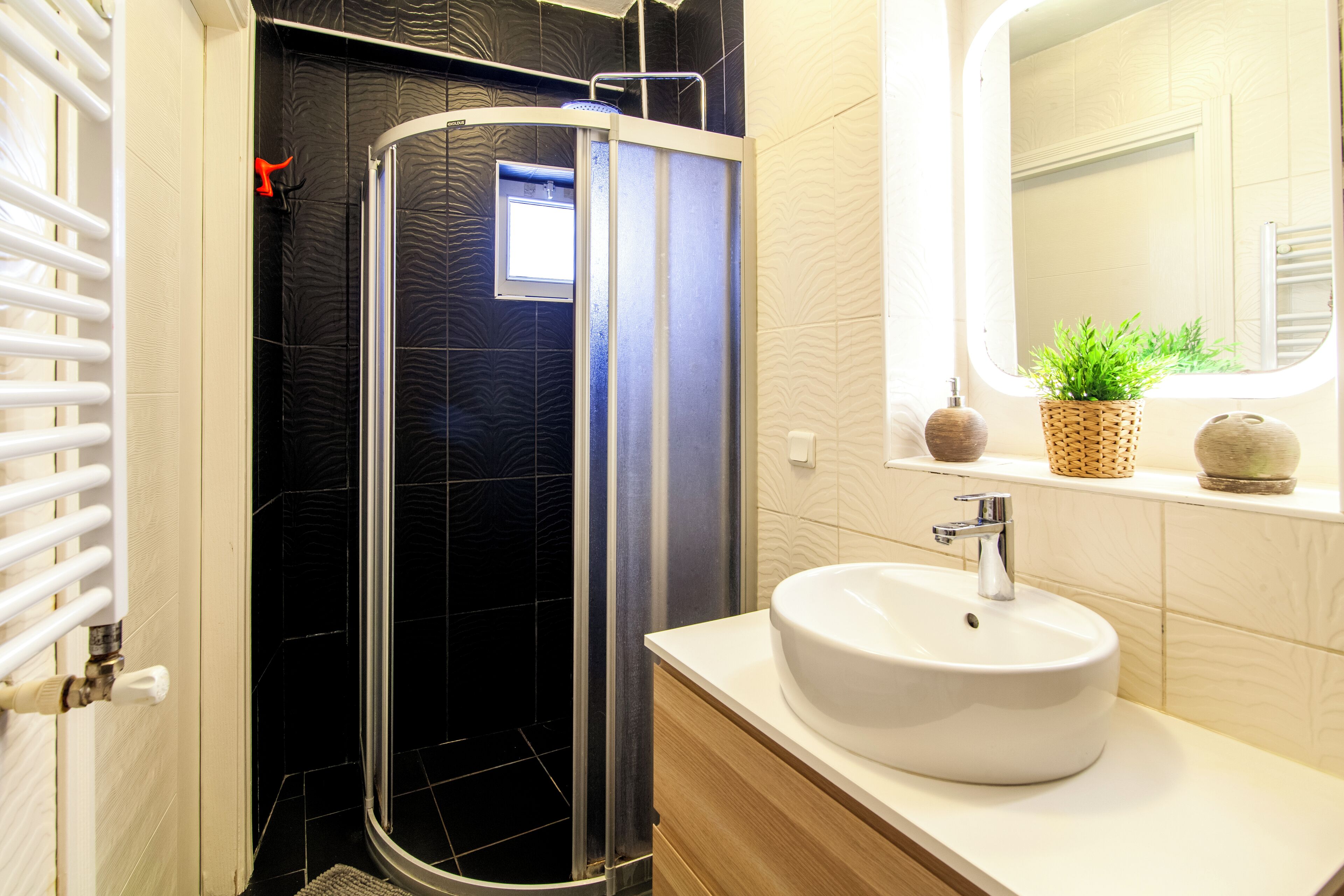 City House | Bathroom | Shower, rainfall showerhead, hair dryer, towels