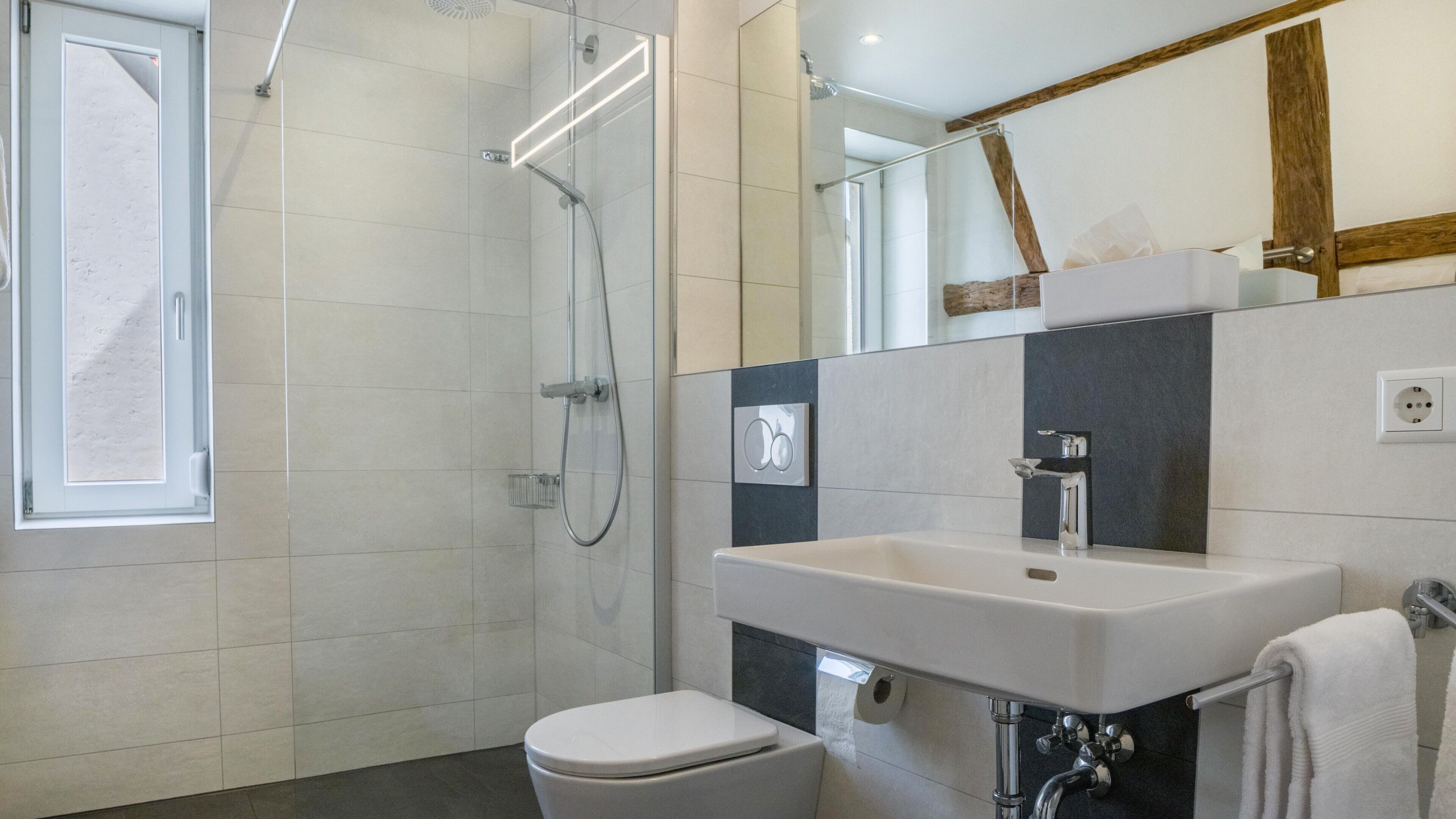 Douche, sèche-cheveux, serviettes fournies