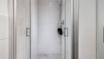 Suihku, ilmaiset hygieniatuotteet, pyyhkeet