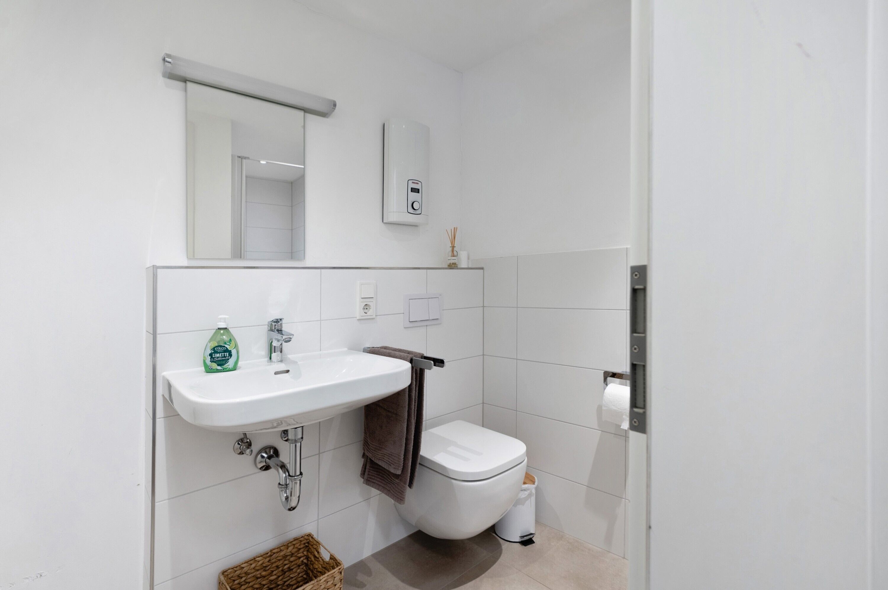 Dusche, kostenlose Toilettenartikel, Handtücher