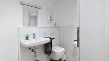 Dusche, kostenlose Toilettenartikel, Handtücher