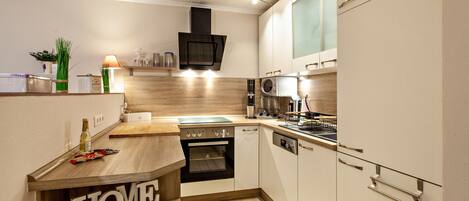 Geladeira, micro-ondas, fogão, cooktop