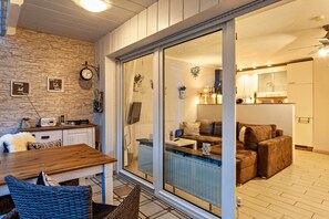 Télévision, lecteur de DVD, chaîne hi-fi