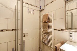 Douche, sèche-cheveux, serviettes fournies