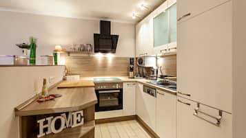 Køleskab, mikrobølgeovn, ovn, kogeplade