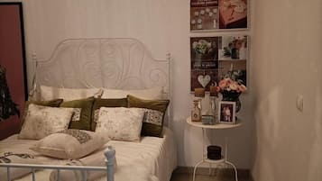 2 dormitorios, tabla de planchar con plancha, ropa de cama