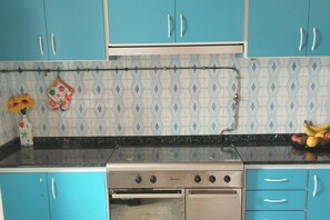 Fridge, microwave, oven, stovetop - 3 Bed House Sleeps 6 Pet-Friendly with Terrace (Corme-Porto Galicia)