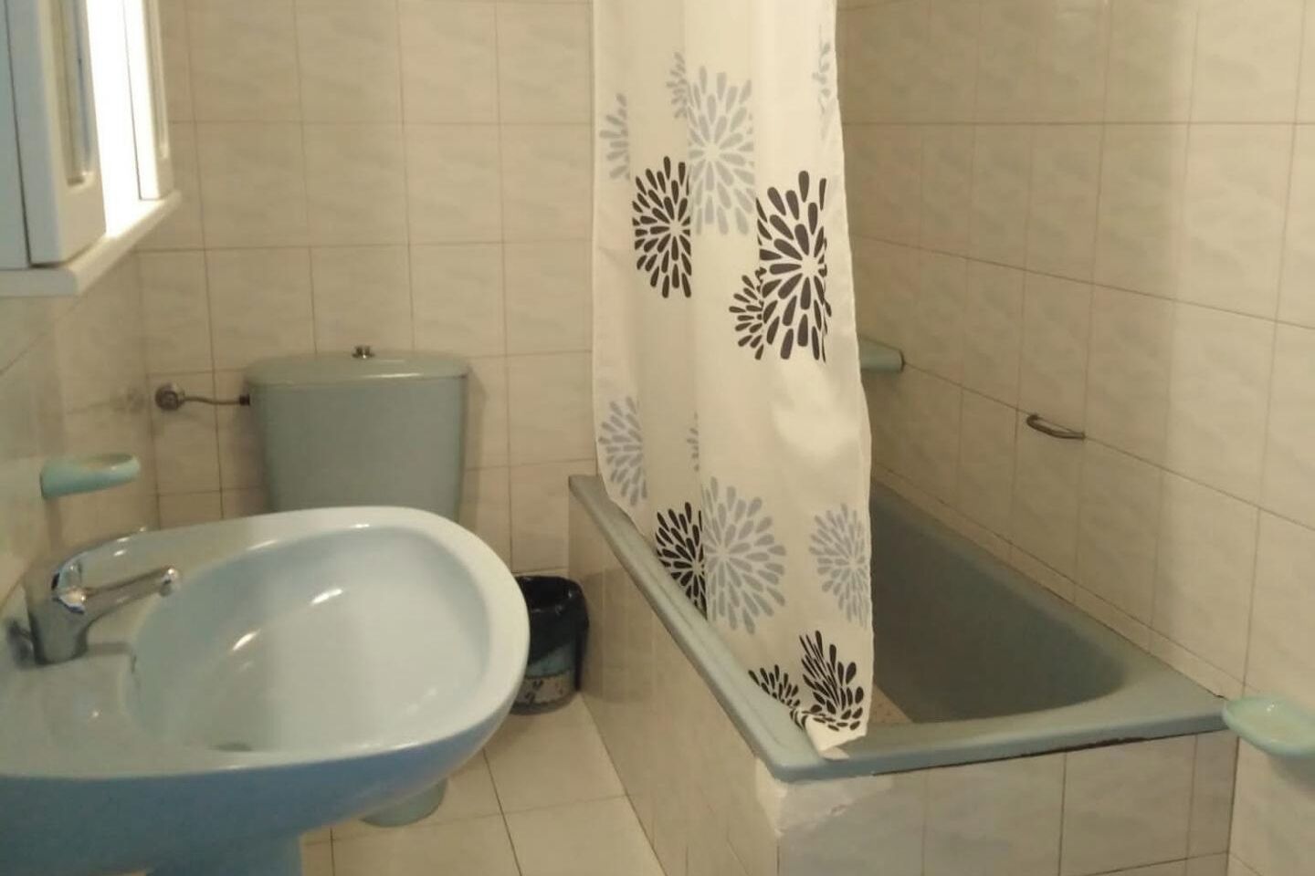 Een bad/douchecombinatie, een haardroger, handdoeken, shampoo