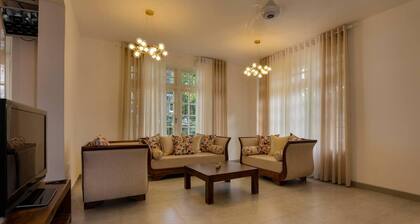 Luxury Apartment - Sleeps 6, garden & parking