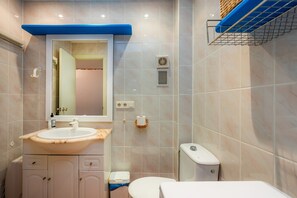 Shower, hair dryer, towels - Holiday Apartment "Ferrera Suite" with Shared Pool, Private Terrace & Wi-Fi (Cala Ferrera)