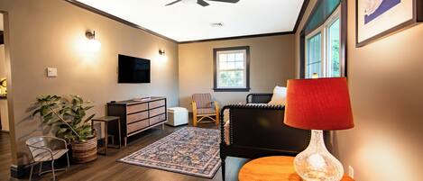 Smart-TV, Bücher, Stereoanlage