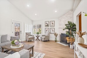 Een televisie en een open haard