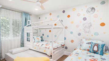 4 habitaciones, escritorio y tabla de planchar con plancha