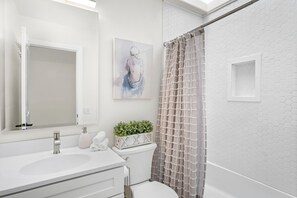 Een haardroger, handdoeken, zeep, shampoo