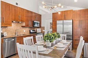 Dining - Stunning 4-bedroom home with large backyard in OC (Mission Viejo)