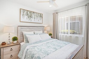 4 slaapkamers, een bureau, een strijkplank/strijkijzer, reisbedje