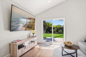 TV, fireplace - Stunning 4-bedroom home with large backyard in OC (Mission Viejo)