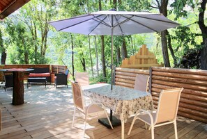 Outdoor dining - Chalet "Charmant Petit Individuel" with Private Terrace & Wi-Fi (Briançon)