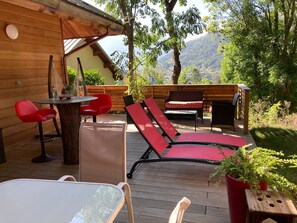 Outdoor dining - Chalet "Charmant Petit Individuel" with Private Terrace & Wi-Fi (Briançon)