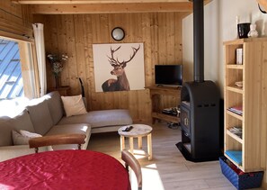 TV, fireplace - Chalet "Charmant Petit Individuel" with Private Terrace & Wi-Fi (Briançon)