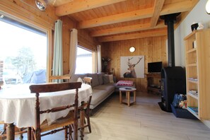 TV, fireplace - Chalet "Charmant Petit Individuel" with Private Terrace & Wi-Fi (Briançon)