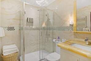 Douche, articles de toilette écologiques, sèche-cheveux