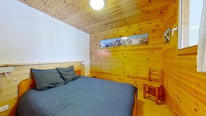 2 bedrooms, iron/ironing board, free WiFi, bed sheets - Apartment "Charmant dans Chalet" with Mountain View, Private Terrace & Wi-Fi (Briançon)