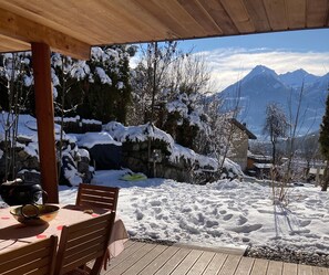 Outdoor dining - Apartment "Charmant dans Chalet" with Mountain View, Private Terrace & Wi-Fi (Briançon)