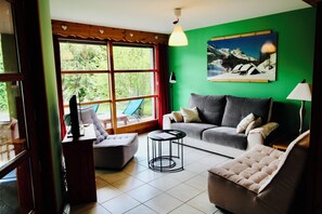 Fernseher, DVD-Player, Tischtennisplatte