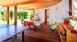 Outdoor dining - Apartment "Charmant dans Chalet" with Mountain View, Private Terrace & Wi-Fi (Briançon)
