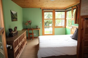 2 slaapkamers, een strijkplank/strijkijzer, gratis wifi, beddengoed