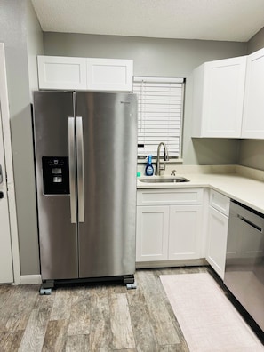 Fridge, microwave, oven, stovetop - 2bdrm Home near Orlando Fairground, Camping World and Downtown Orlando (Orlando)