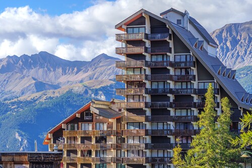 Appartement 'Chaleureux 4 Couchages' avec Vue sur la Montagne, Terrasse Privée et Wi-Fi
