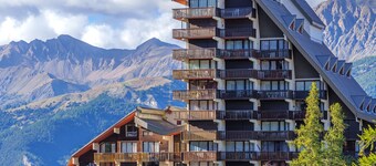 'Chaleureux 4 Couchages' Apartment with Mountain View, Private Terrace and Wi-Fi