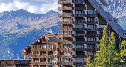 Appartement 'Chaleureux 4 Couchages' avec Vue sur la Montagne, Terrasse Privée et Wi-Fi