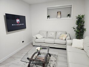 Smart TV, books - Stay in Style - Guest Suite - 2bedroom/2bath in Windermere Community (Edmonton)