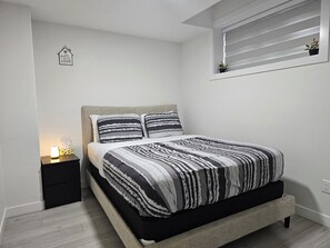 2 Schlafzimmer, Schreibtisch, Bügeleisen/Bügelbrett, Reisekinderbett